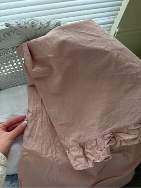 Dusty Rose Ruffled sheet set Anthropologie / Portugal